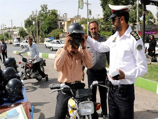 اهداء کلاه ایمنی به موتورسواران شیرازی