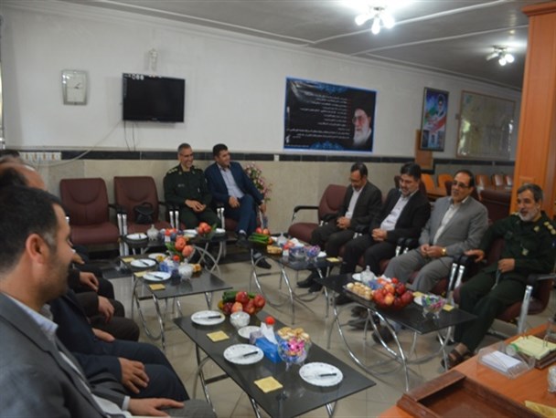 دیدار جمعی از فرهنگیان با فرمانده ناحیه مقاومت بسیج میاندوآب به مناسبت روز پاسدار+ تصاویر
