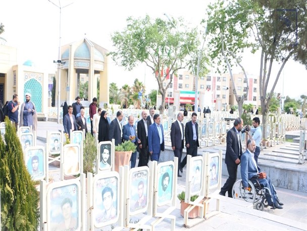 تجدید میثاق منتخبان مجمع اصولگرایی اصفهان با شهدا/ تصاویر
