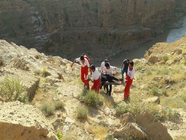 دو گردشگر پل معلق دره خزینه از مرگ حتمی نجات پیدا کردند