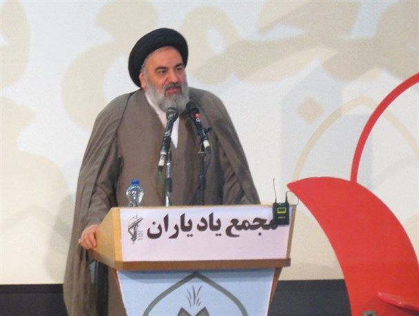 خون شیعه و سنی در استان کردستان در هم آمیخته شده است/اتحاد اقوام ایرانی ناامیدی دشمنان را رقم زده است