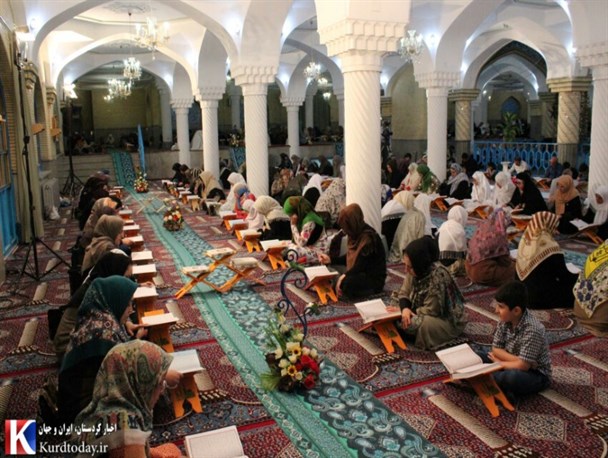 حضور روزه داران سنندجی در آیین جزء خوانی قرآن کریم در ماه مبارک رمضان