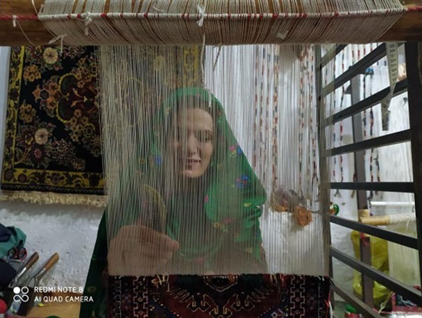 سالانه ۳ هزار متر فرش دوروی ابریشم در رازوجرگلان بافته می شود