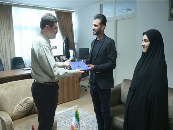 تقدیر رئیس بنیاد شهید از قهرمانی که مدالش را به خانواده شهید داد