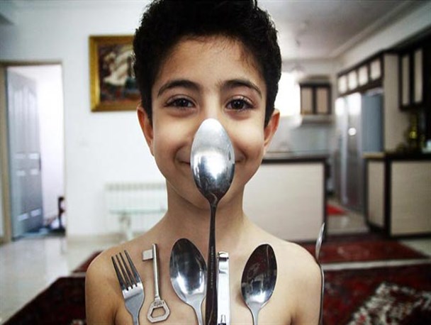 کودکی با بدن آهنربایی در پلدشت