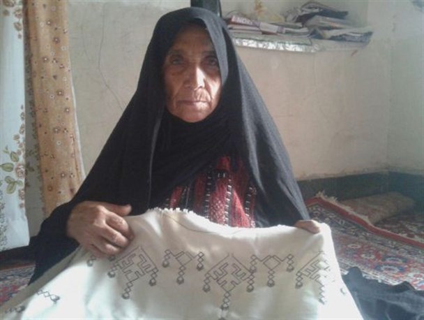 حرکت چرخ اقتصاد مقاومتی؛ با دستان پرتوان زنان بلوچ خاشی/ دارنده مهر اصالت یونسکو از نعمت بیمه محروم است