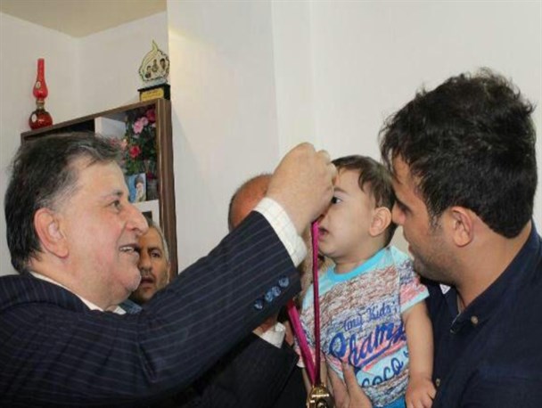 قهرمانان آملی مدال طلای خود را به خانواده شهدا مدافع حرم اهدا کردند+ عکس