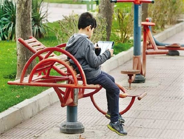 مسئولین مخاطرات شبکه‌های اجتماعی را جدی بگیرند/ضعف مسئولین در پُر کردن اوقات فراغت نوجوانان را به شبکه‌های اجتماعی سوق داده