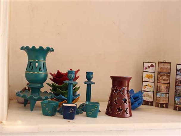 رونق صنایع دستی ابرکوه در گرو حمایت مسئولان/ قلم زنی و نمدمالی از صنایع درآمدزای ابرکوه