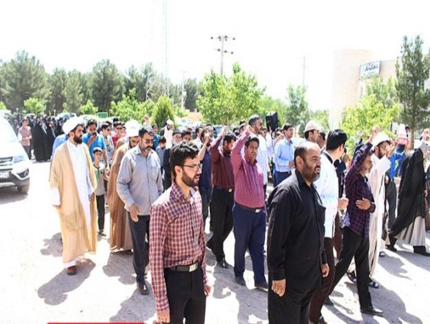 تجمع اعتراض آمیز مردم انار مقابل دادسرای انقلاب دربرابر گفتمان غیرانقلابی یک سایت