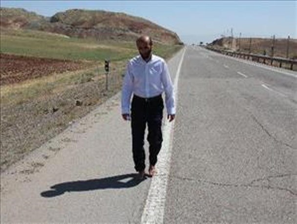 کاندیدای معترض اهری با پایِ برهنه به تبریز رسید/ به‌جای تبلیغات کاغذی خیابان‌ها را ‌آسفالت کردم