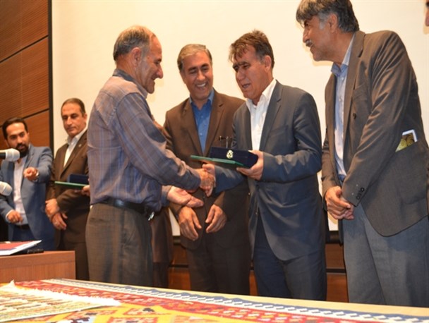 وقتی خاطره گویی رئیس اتاق بازرگانی یاسوج گل می کند/مدیرکل میراث فرهنگی استان:جاجیم و گلیم بافی را من احیاء کردم/خواننده یاسوجی لالایی قشقایی برای مادران شهدا خواند