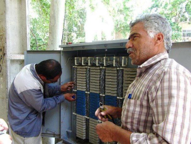 شیرینی خدمت به روزه داران با زبان روزه و در گرمای هوا+فیلم