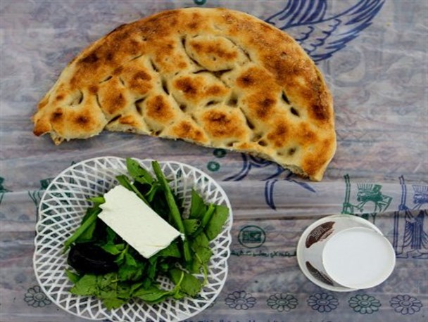 ضیافت «افطاری ساده» به همت دانش‌آموزان گلستانی + تصاویر