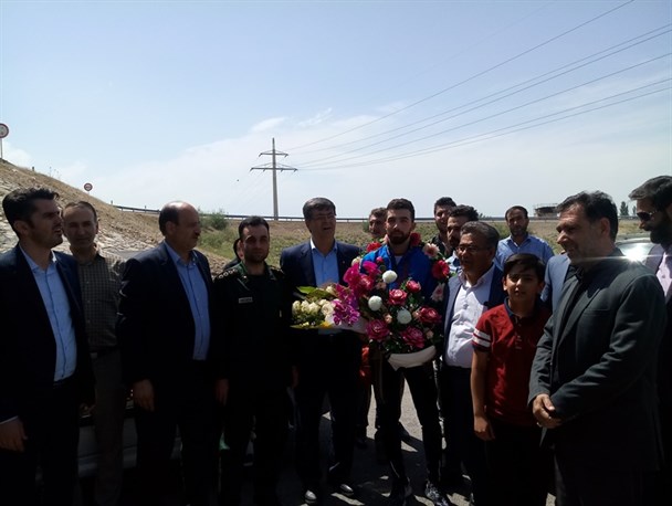 نایب قهرمان لیگ جهانی کاراته با استقبال مردم و مسئولان وارد میاندوآب شد + تصاویر