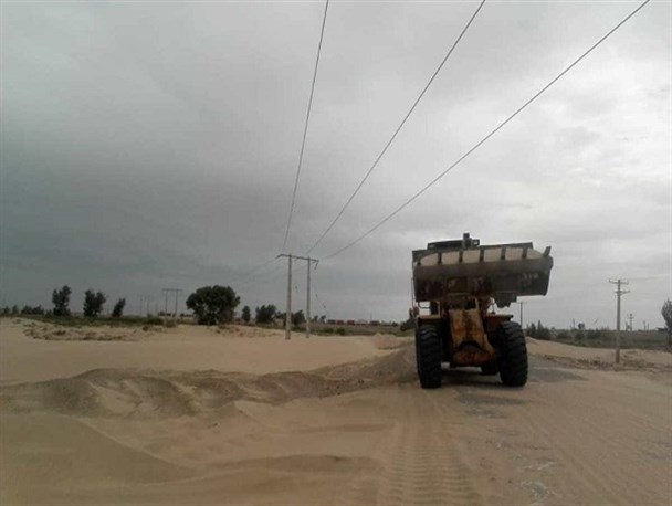 جلوگیری از مسدود شدن 14 راه روستایی با جمع آوری ماسه های روان در "زهک"