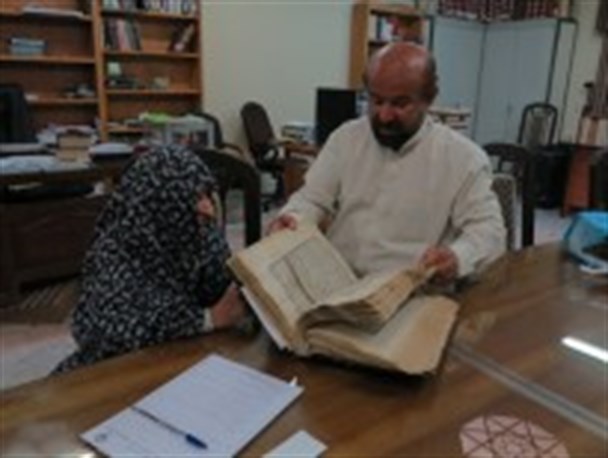 اهدای قرآن خطی ارزشمند به کتابخانه مرکز آستان قدس رضوی