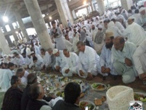بیش از دو هزار روزه دار مددجو و نیازمند در خاش اطعام شدند + تصاویر