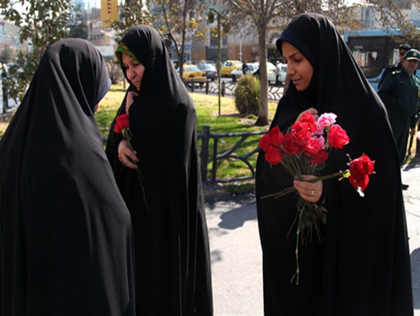 تقدیم چادر وگل به دختران از امروز در دارالعباده یزد و قرعه کشی در روز ولادت حضرت معصومه(س)