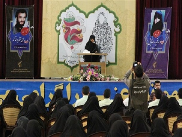اصل حجاب مجوز حضور اجتماعی زنان است/چادر زن به مثابه پرچم جمهوری اسلامی است