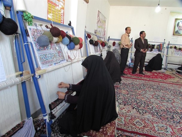 انگشتان هنرمند زن روستایی در بافتن نقش اشتغال خانواده