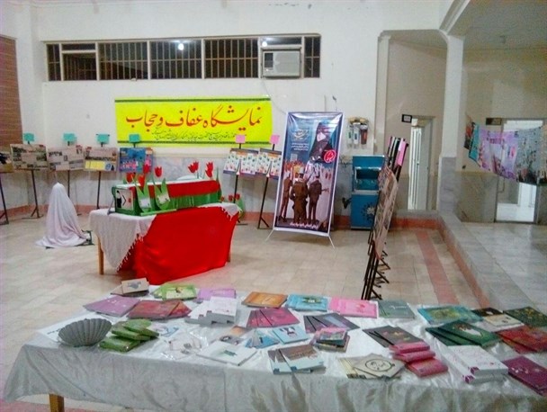 نمایشگاه پوستر به مناسبت هفته عفاف و حجاب در بستک+تصاویر