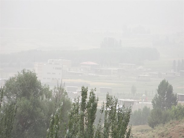 سوغات جنوب به کوهرنگ رسید / حضور ریزگردها در آسمان کوهرنگ مردم را با مشکل مواجه کرده