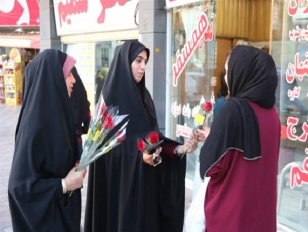 اهدای گل به بانوان در رفسنجان به مناسبت روز عفاف و حجاب+تصاویر