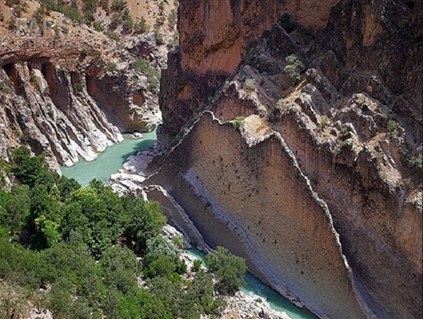 لذت تماشای آبشار روستای کاهکده لردگان در خنکای بهار