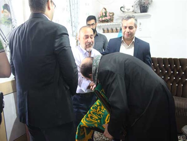 بوسه خادم رضوی بر دستان جانباز بی دست کلاله ای + تصاویر