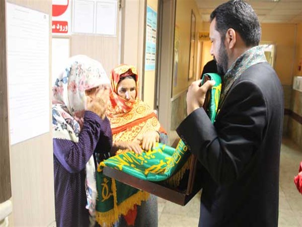 بوسه ی بیماران اهل تسنن و تشیع کلاله به پرچم متبرک آستان قدس رضوی + تصاویر