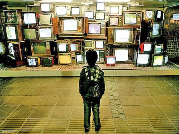 غفلت از الگوسازی در سبک زندگی ایرانی/ جوانان ما جز یک در سوخته از حضرت زهرا چه می دانند؟