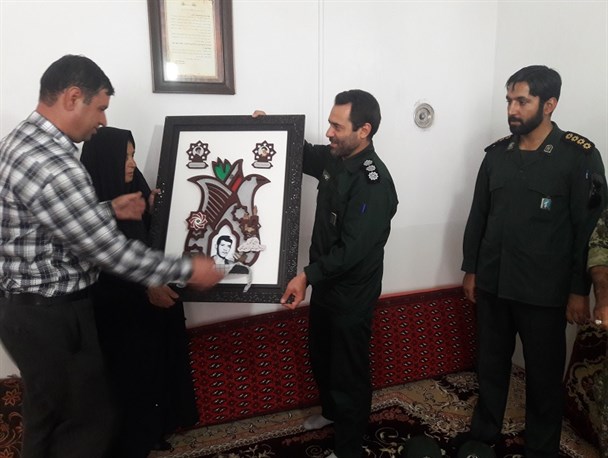 اعضای بسیج رسانه و فرمانده سپاه شیروان با خانواده تنها شهید خبرنگار استان دیدار کردند