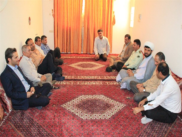 عکس/ دیدار امام جمعه مُهر با خانواده شهدای ارودان