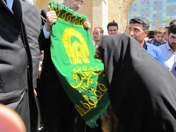 عشق بازی دل‌های مردم فراهان با پرچم سبز حرم رضوی+عکس