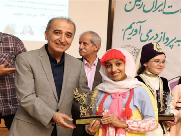 عضو کتابخانه عمومی "فرهیختگان ایسین" بندرعباس سیمرغ زرین گرفت