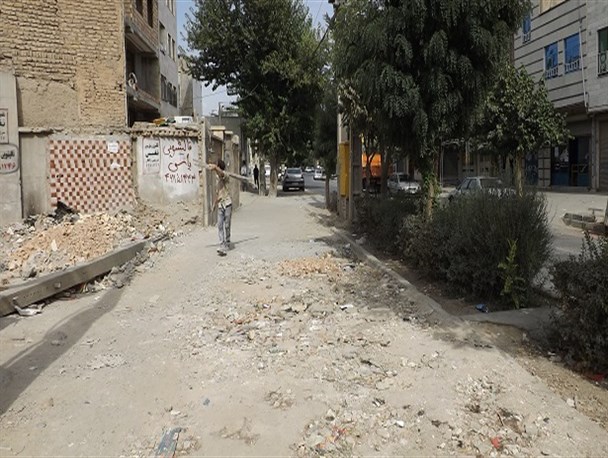 یک پای بلوار نسترن شهرستان قدس می‌لنگد