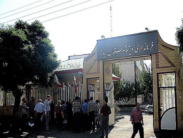 تجمع تعدادی از اعضای تعاونی ۸ مسکن مهر مقابل فرمانداری میانه/این قصه سر دراز دارد!