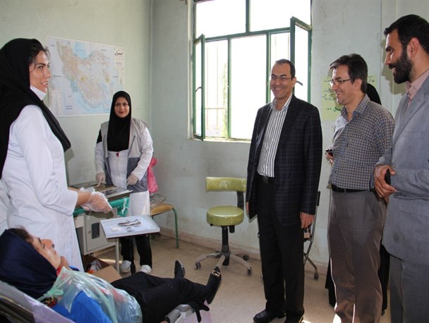 بازدید رئیس علوم پزشکی قزوین از کار جهادی دانشجویان در روستای آکوجان+عکس