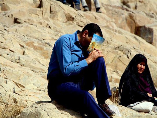 زمزمه دعای عرفه جوانان کرمانی در جوار شهدا/تصاویر