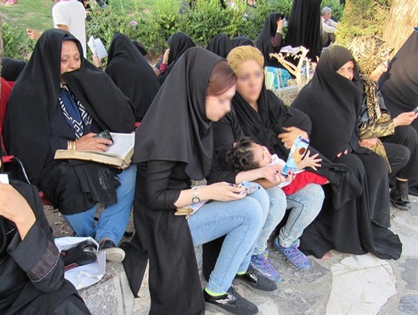 اعتراض بانوان اصفهانی به وضعیت نامناسب حجاب در مراسم دعای عرفه
