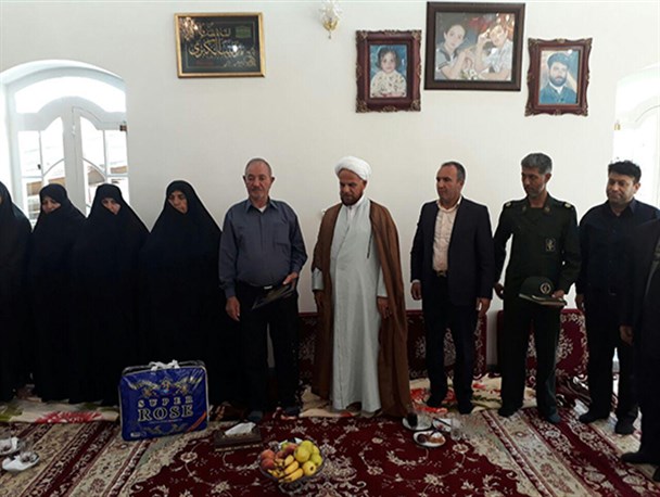 دیدار مسئولین ادارات بیضا با خانواده شهدا