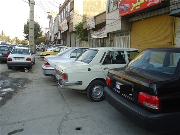 توقف خودرو در پیاده رو به بهای سلب آسایش شهروندان/ برخی مشکلات ترافیکی ریشه در ضعف فرهنگ دارد