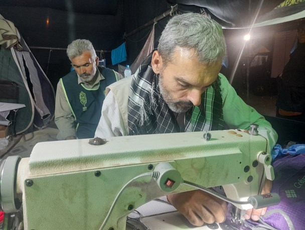 وصله پینه عاشقی در طریق الحسین/ ماجرای خدمت ۵ ساله خیاطی که لباس زائران اباعبدالله را ترمیم می‌کند