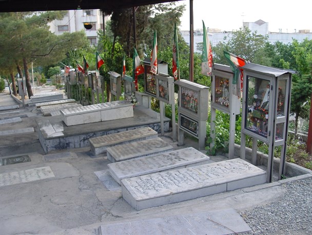 ساماندهی 110 گلزار شهدا در شازند/ حضور پزشکان بر بالین والدین شهدا