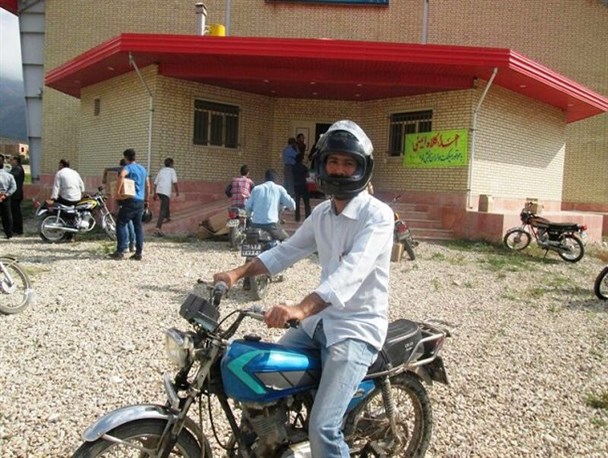 100 کلاه ایمنی بین موتورسیکلت‌سواران بخش لوه توزیع شد + تصاویر