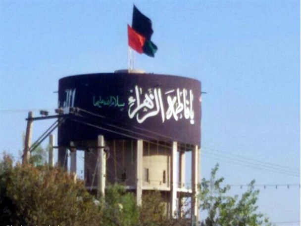 بزرگترین پرچم عزای کشور در خمینی شهر نصب شد/ تصاویر