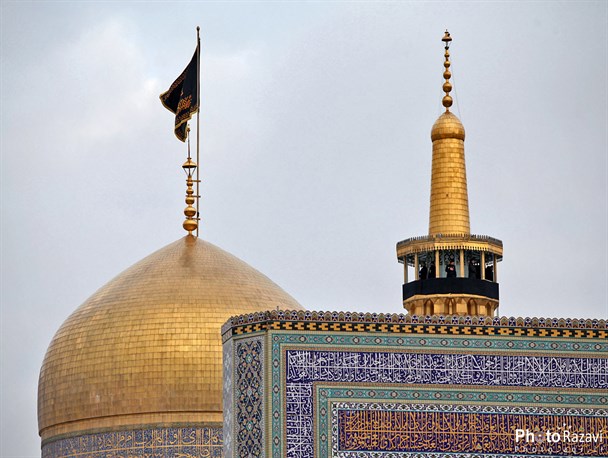 پرچم عزای حسینی بر فراز گنبد مطهر رضوی افراشته شد