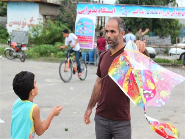 جشنواره بادبادک‌ها به‌مناسبت روزجهانی کودک در کوچک‌سرای قائم‌شهر/تصاویر