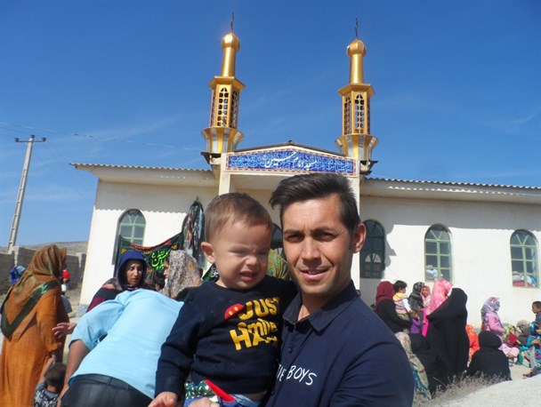 غریب مسجد در روز عاشورا حاجت میدهد+تصاویر